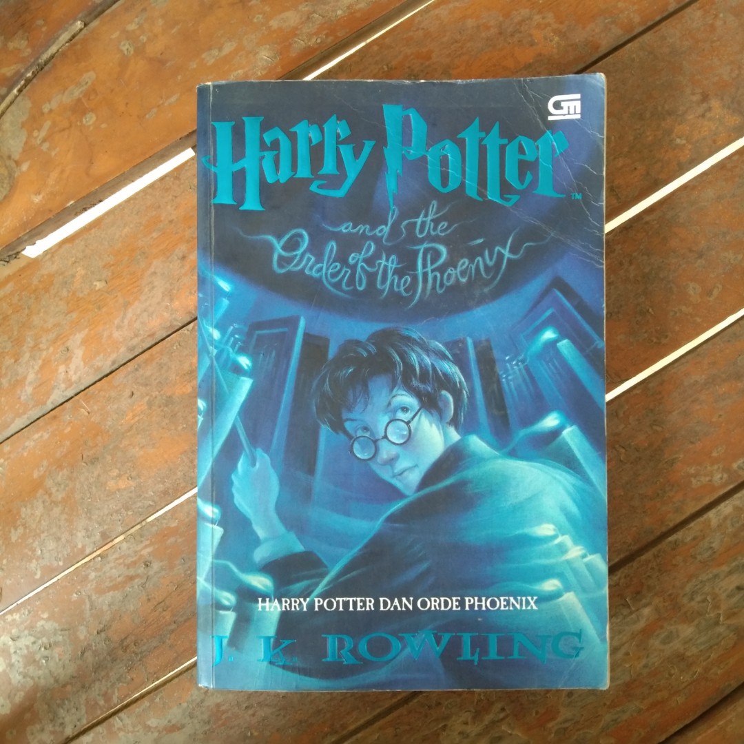 Novel Harry Potter and The Order of The Phoenix, Buku & Alat Tulis