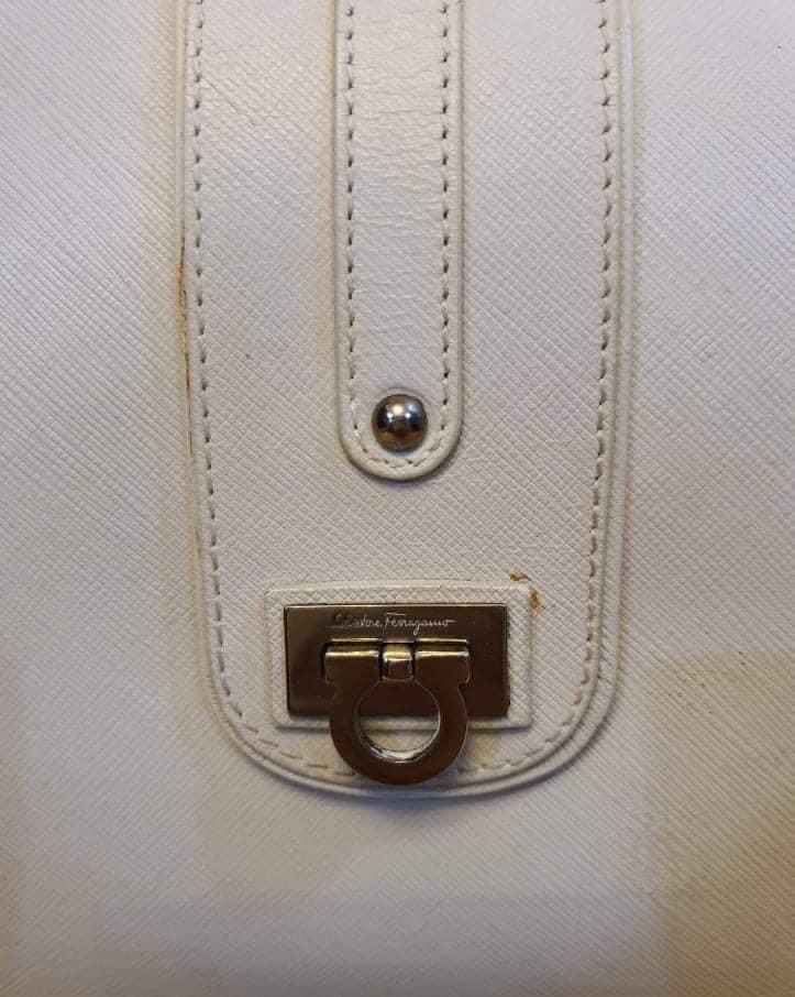 Salvatorre Ferragamo White Calf Leather (Category: Luxury Bags & Wallets) located in Taguig. Submitted by katlouieleandicho (Listing ID 1104295750, Image 3). Description: Salvatore Ferragamo White Calf Leather Gancini Shoulder Bag Made in Italy Rank AB Price : P5k 💯Authentic.