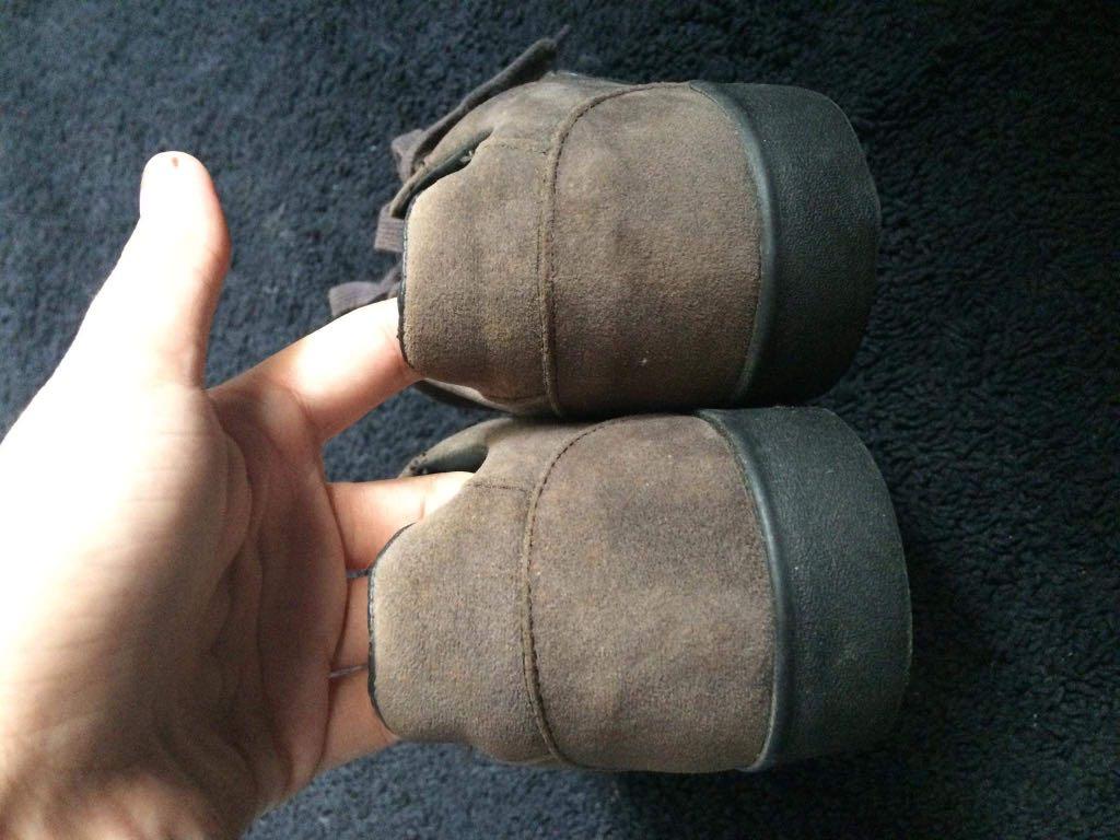 Bershka Man Shoes (Category: Casual Shoes) located in Paniqui. Submitted by wearyourcloset (Listing ID 1098592593, Image 3). Description: Hindi nagamit ma alikabok kasi na stock Original bershka Good condition pa, punas lang kailangan Gamuza ang balat Dark brown ish actual color.