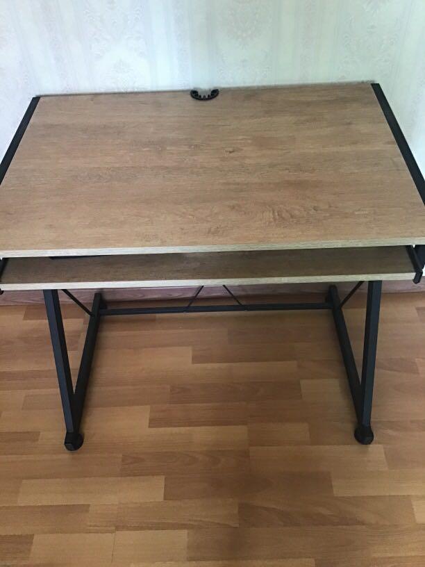 Computer table (Category: Tables & Sets) located in Singapore. Submitted by cici.zx (Listing ID 1098515935, Image 1). Description: Solid wooden wIth mental frame,collect near bishan .