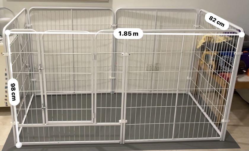 Dog playpen with floor tray clearance