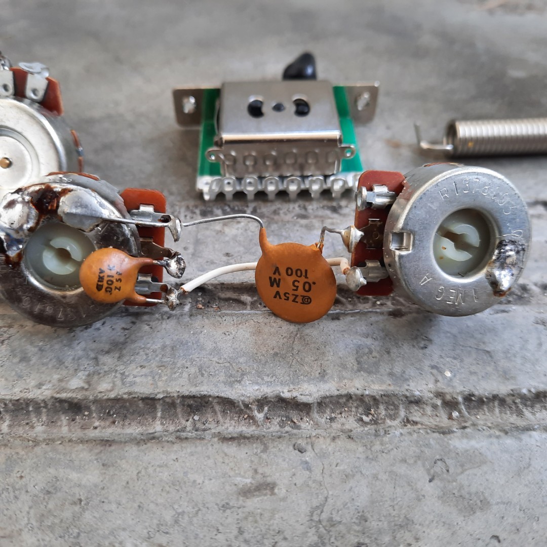 FENDER TELECASTER VOLUME AND TONE POT WITH CAPASITOR AND TREBLE BLEED