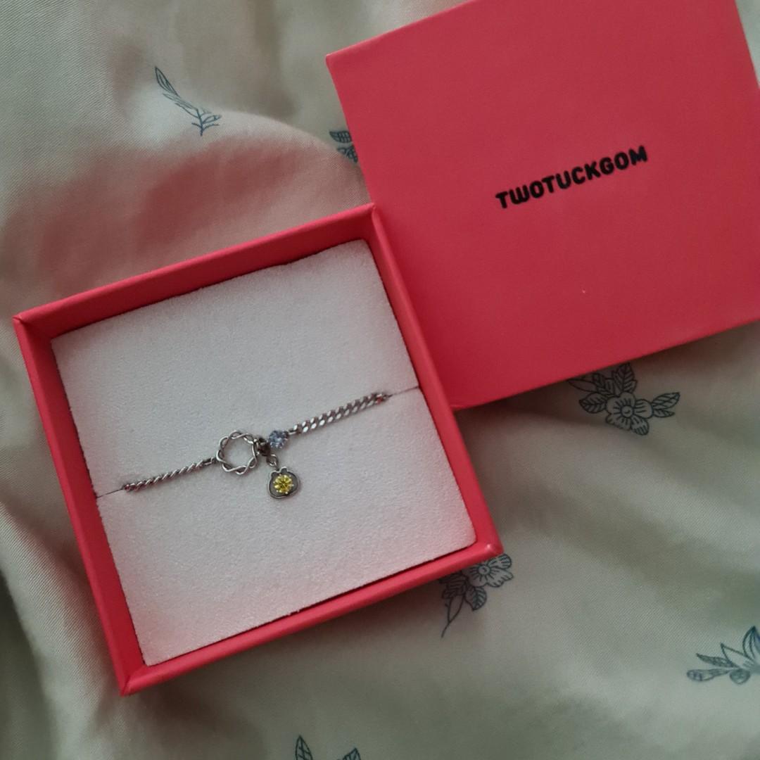 monsta x twotuckgom wonho bracelet, Hobbies & Toys