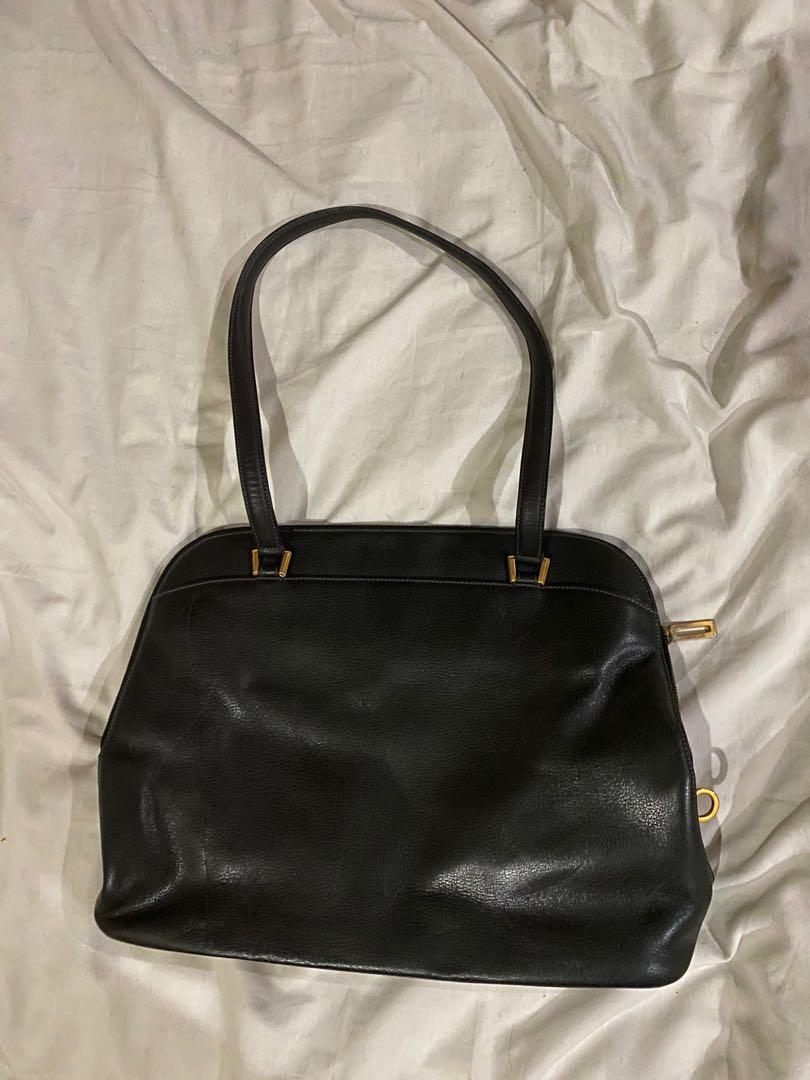 Salvatore Ferregamo black leather bag (Category: Luxury Bags & Wallets) located in Pasay City. Submitted by colazee (Listing ID 1098551945, Image 2). Description: Authentic No care card or bag In excellent conditoon.