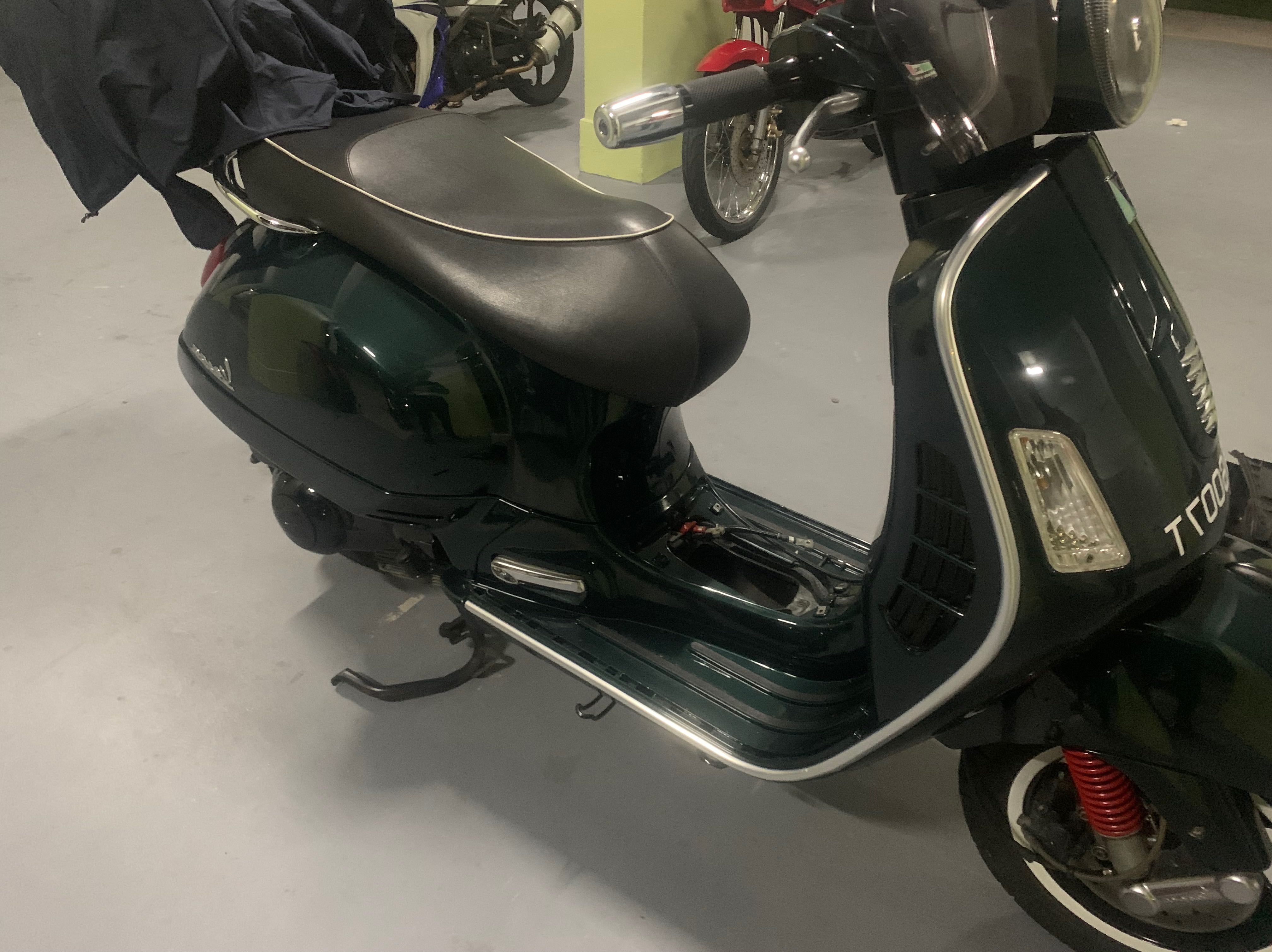 Vespa gts300 Motorcycle Motorbike Battery Replacement Jumpstart Rescue