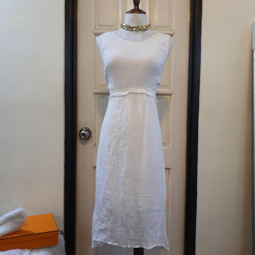 White Linen Beach Maxi Dress (Category: Dresses) located in Angeles City. Submitted by declutt.rwithme (Listing ID 1098552766, Image 1). Description: small to med bust:15in waist: 14in height: 32in.