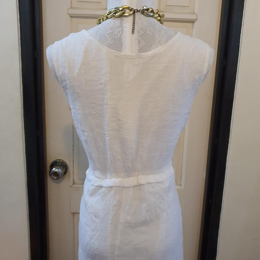 White Linen Beach Maxi Dress (Category: Dresses) located in Angeles City. Submitted by declutt.rwithme (Listing ID 1098552766, Image 2). Description: small to med bust:15in waist: 14in height: 32in.