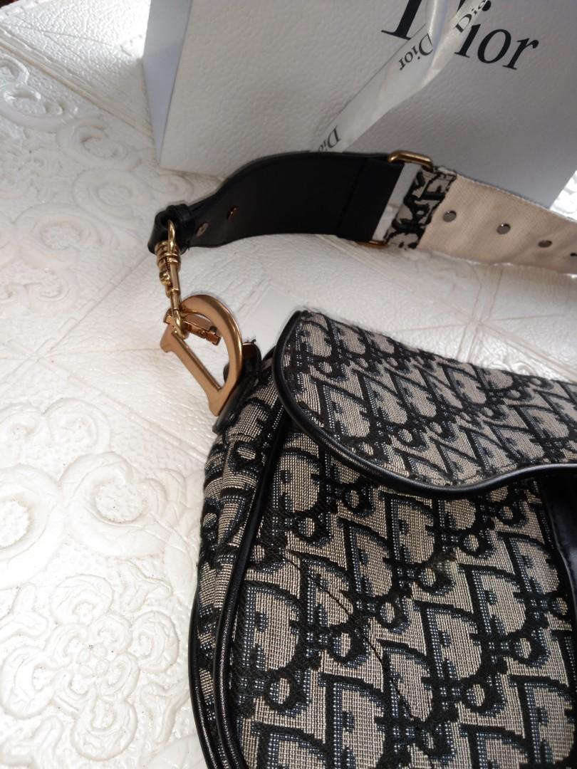 Christian Dior saddle sling 😍😍 (Category: Luxury Bags & Wallets) located in Bacolod City. Submitted by chuchaystuffs (Listing ID 1098745722, Image 3). Description: wla na po ung sa shoulder slingpart but sling lng, wla ako mkutang code but in actual it's very very nice Ng material 😍😍no flaw aside dun da Isang handle wla..self authentication is advised.