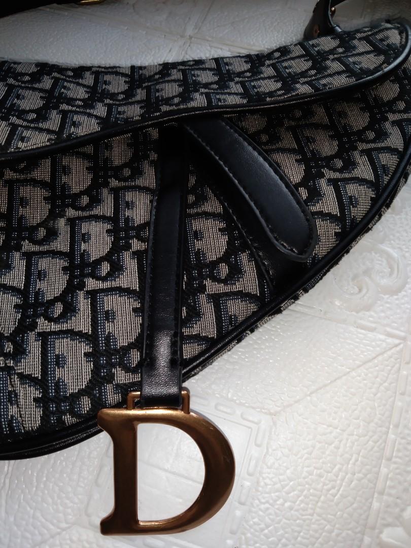 Christian Dior saddle sling 😍😍 (Category: Luxury Bags & Wallets) located in Bacolod City. Submitted by chuchaystuffs (Listing ID 1098745722, Image 2). Description: wla na po ung sa shoulder slingpart but sling lng, wla ako mkutang code but in actual it's very very nice Ng material 😍😍no flaw aside dun da Isang handle wla..self authentication is advised.