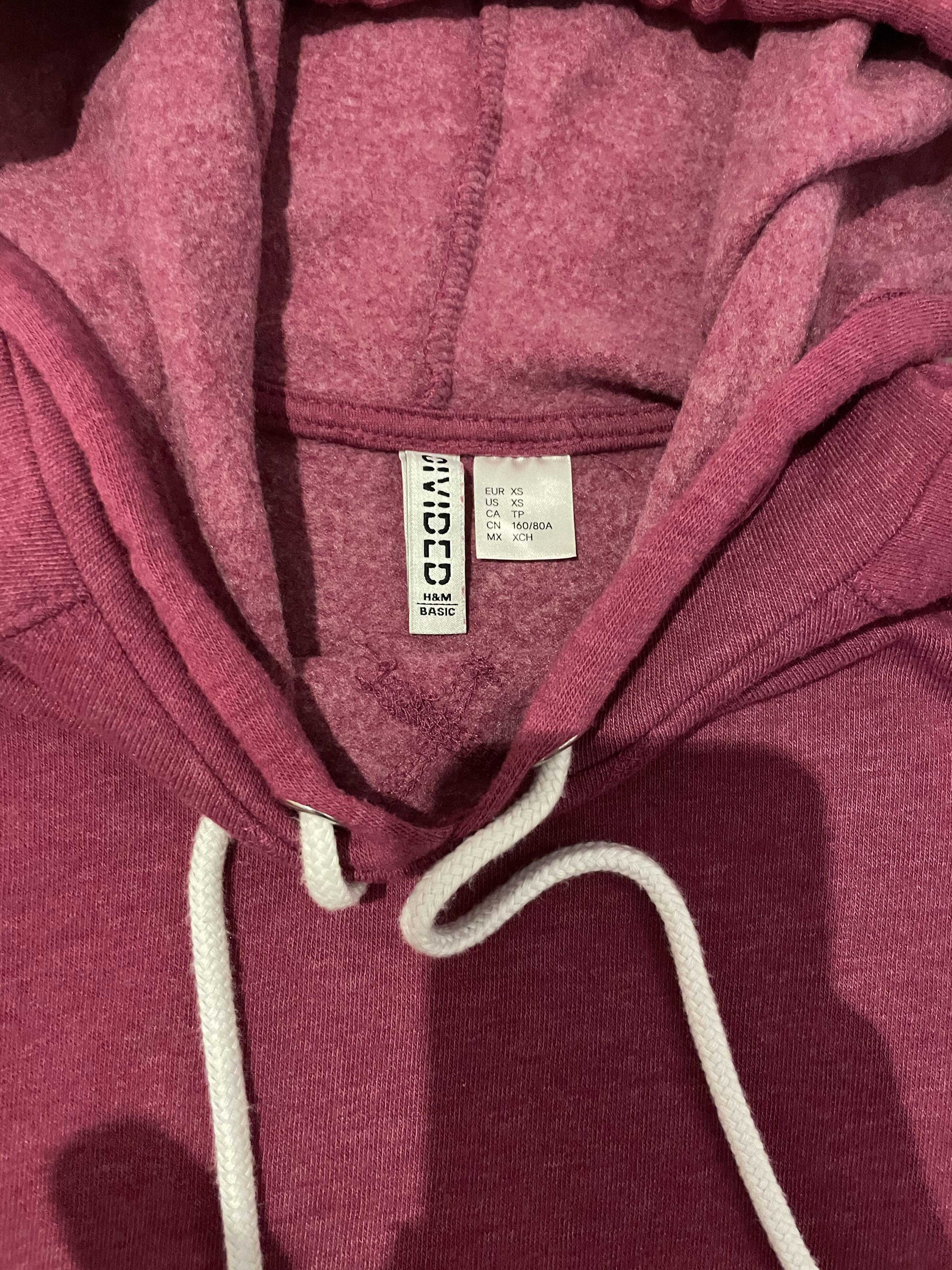 H&M Cropped Maroon Hoodie (Category: Longsleeves) located in Muntinlupa City. Submitted by juliaooly (Listing ID 1098771381, Image 3). Description: Size: XS.