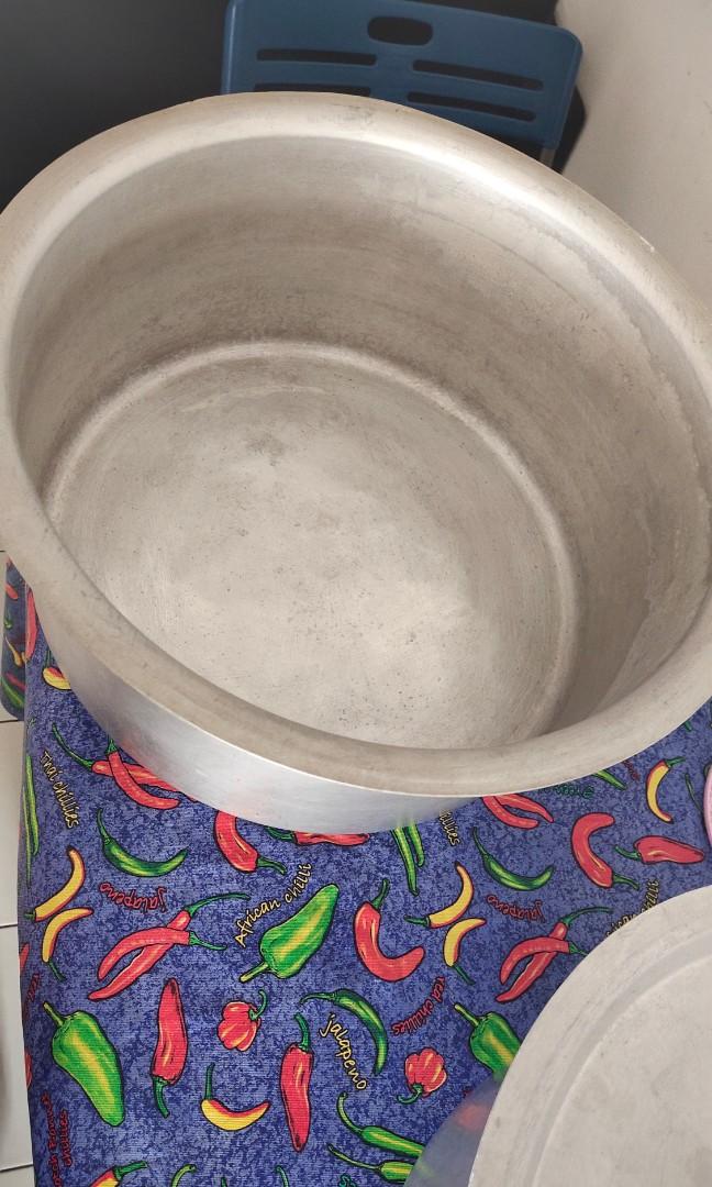 Large pots (Category: Other Kitchen Appliances) located in Singapore. Submitted by johnpari8176 (Listing ID 1098705778, Image 3). Description: Never use still new.selling it bc clear place..