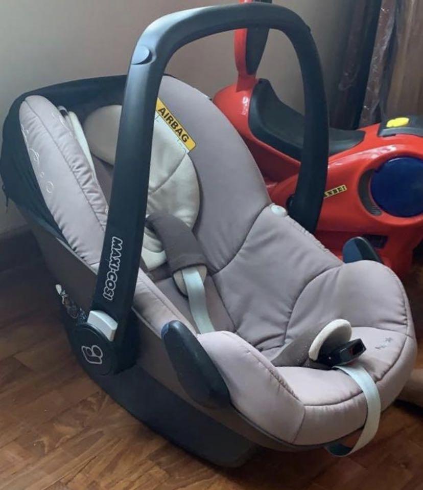 Maxi Cosi Pebbles car seat portable in Taupe/Brown colour, Babies
