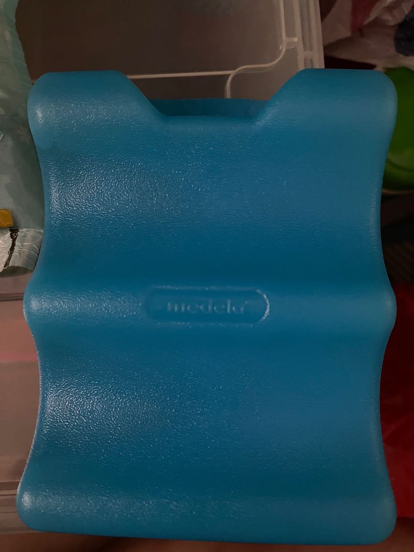 Medela Contoured ice pack (used), Babies & Kids, Nursing & Feeding
