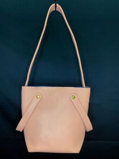 (Category: ) located in . Submitted by lovethrifting_ (Listing ID 1098835408, Image 1). Description: .