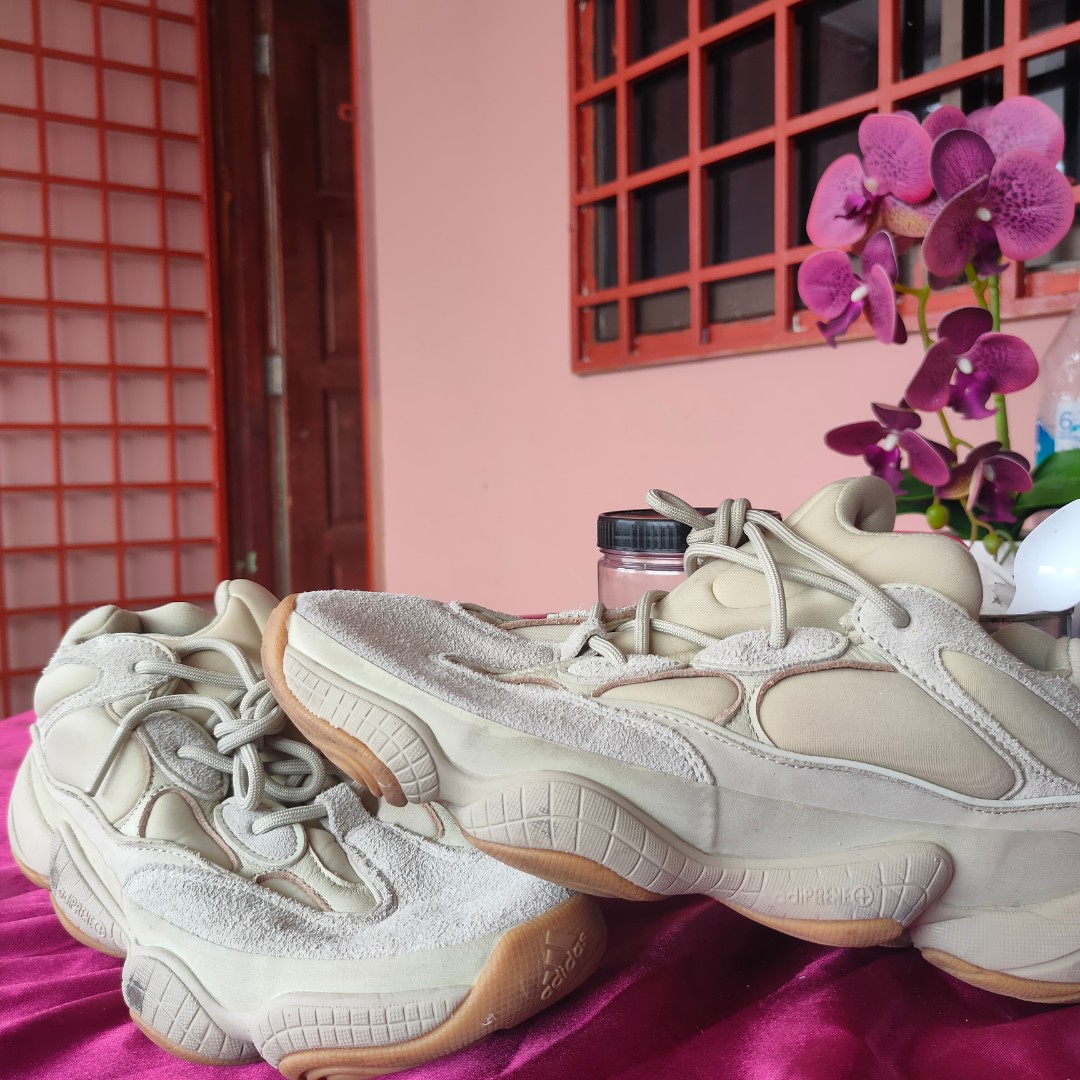 Yeezy sales 700 moth
