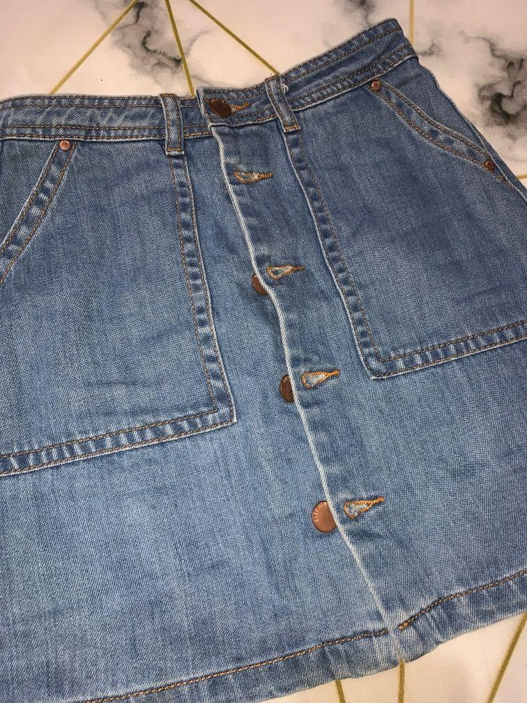 EVER NEW MELBOURNE THICK DENIM SKIRT (Category: Skirts) located in Quezon City. Submitted by cabdeclutters (Listing ID 1099034068, Image 2). Description: .