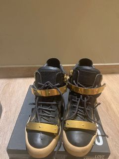 (Category: ) located in . Submitted by lluxcloset (Listing ID 1099072701, Image 1). Description: .