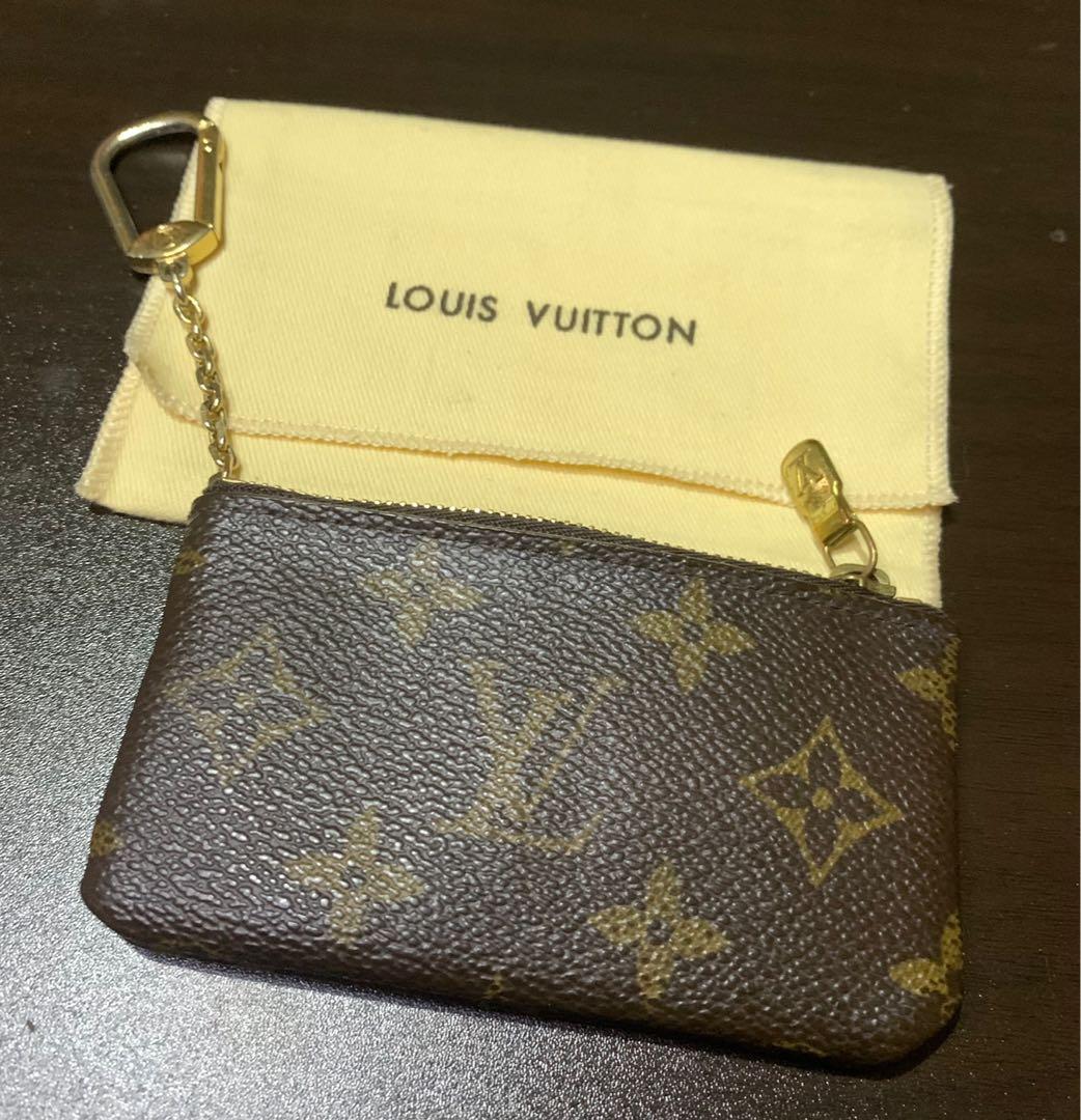 Louis Vuitton Monogram Key Cles (Category: Luxury Bags & Wallets) located in Quezon City. Submitted by elaaaaiiiine (Listing ID 1098978640, Image 2). Description: Louis Vuitton Monogram Key Cles Rank A: exterior; AB: interior (w slight wrinkles but no tears) With hairline scratches that aren’t obvious 🙂 Competitor price: 11-15k Comes with dustbag only Date code: CA0061 Was 8,600. Buy now for only 6,000 (plus sf)! Last price posted na talaga 🙂 M