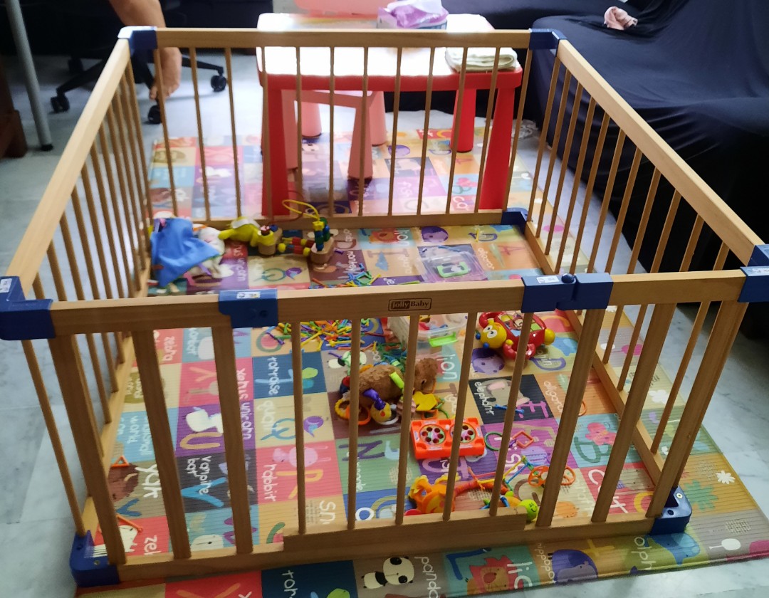 Jolly baby Wooden Play yard / fence with door (6 panels), Babies & Kids