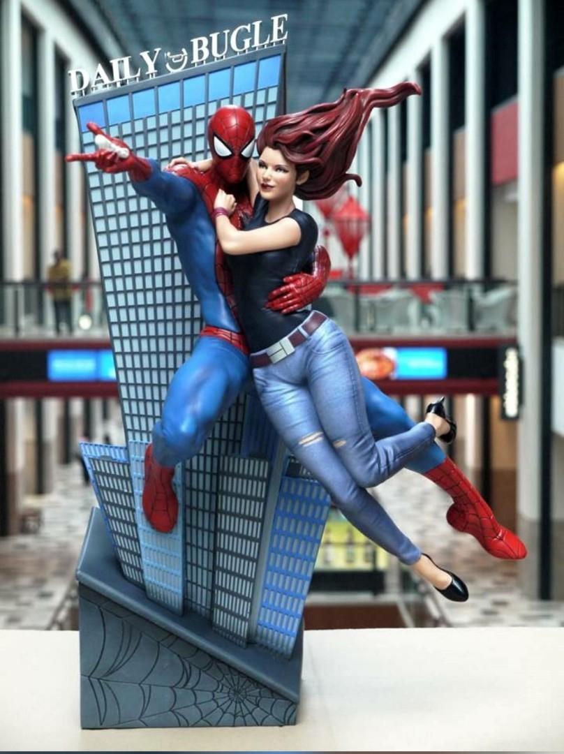 Xm studios spiderman and mary jane 1 4 scale hot toys sideshow