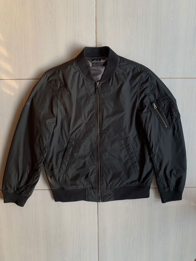 Bomber Jacket Uniqlo Ma 1 Fesyen Pria Pakaian Baju Luaran Di Carousell