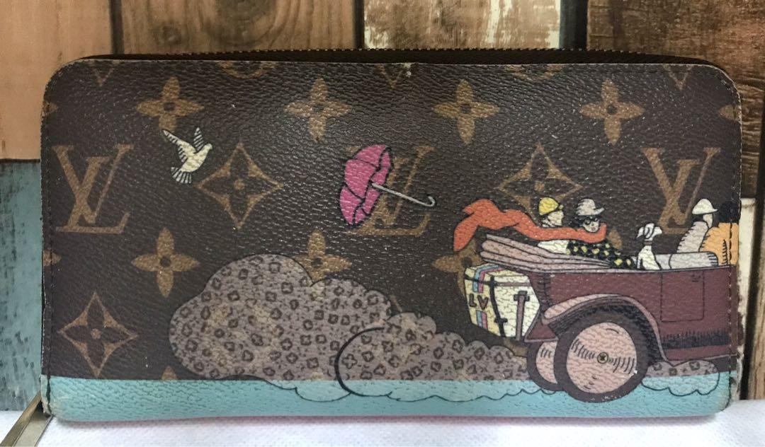LV Holiday Limited Edition Wallet (Category: Luxury Bags & Wallets) located in Muntinlupa City. Submitted by cherashton (Listing ID 1099178700, Image 1). Description: Preloved. See pics for some issues A bit heavy. May crackings sa loob May mga nawala ng rubber lining pero maganda pa sya at magagamit pa May dent sa likod Limited Edition Coded With dustbag.