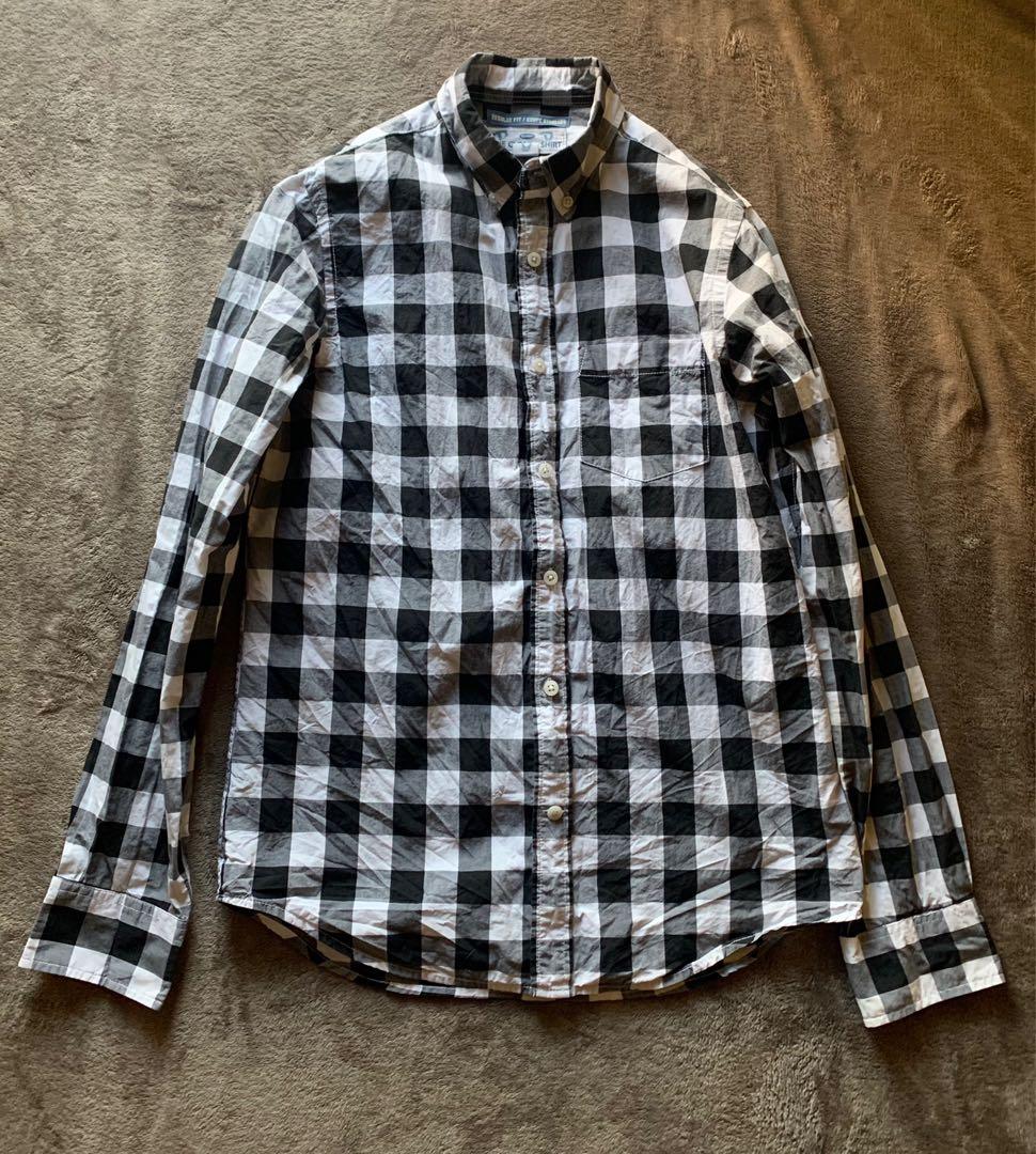 Old Navy Button-down (Category: Formal Shirts) located in Quezon City. Submitted by _pbmt (Listing ID 1099217852, Image 1). Description: Only flaw is the writing on the tag, otherwise it's fine. - 19.5x26 - sleeves: 22 MOPs: BPI/Gcash ✌🏽😬.