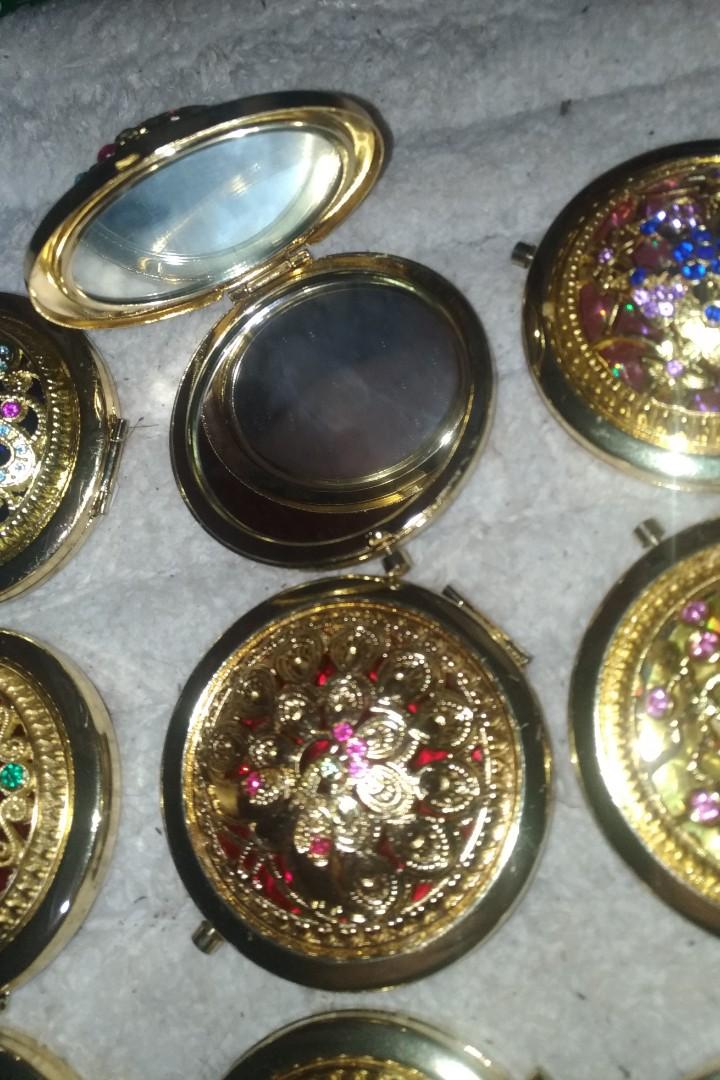 Compact Mirror (Category: Face Care) located in Antipolo. Submitted by carnagevisors1990 (Listing ID 1099247318, Image 2). Description: Compact Mirror with intricate design and details. Vintage style but new stocks. metal material. lalamove sa malapit sa Antipolo. LBC sa malayo. sagot ng buyer shipping at lalamove. Thanks..