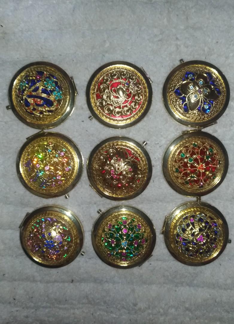 Compact Mirror (Category: Face Care) located in Antipolo. Submitted by carnagevisors1990 (Listing ID 1099247318, Image 3). Description: Compact Mirror with intricate design and details. Vintage style but new stocks. metal material. lalamove sa malapit sa Antipolo. LBC sa malayo. sagot ng buyer shipping at lalamove. Thanks..