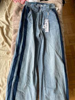 Cool jeans with dark side panelling