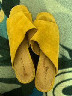 HALOGEN Suede heels mustard