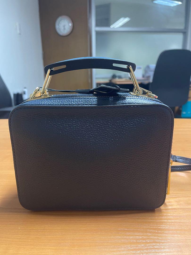 Marc Jacobs The Box Bag (Category: Luxury Bags & Wallets) located in Makati City. Submitted by elizarthmary (Listing ID 1099399733, Image 2). Description: .