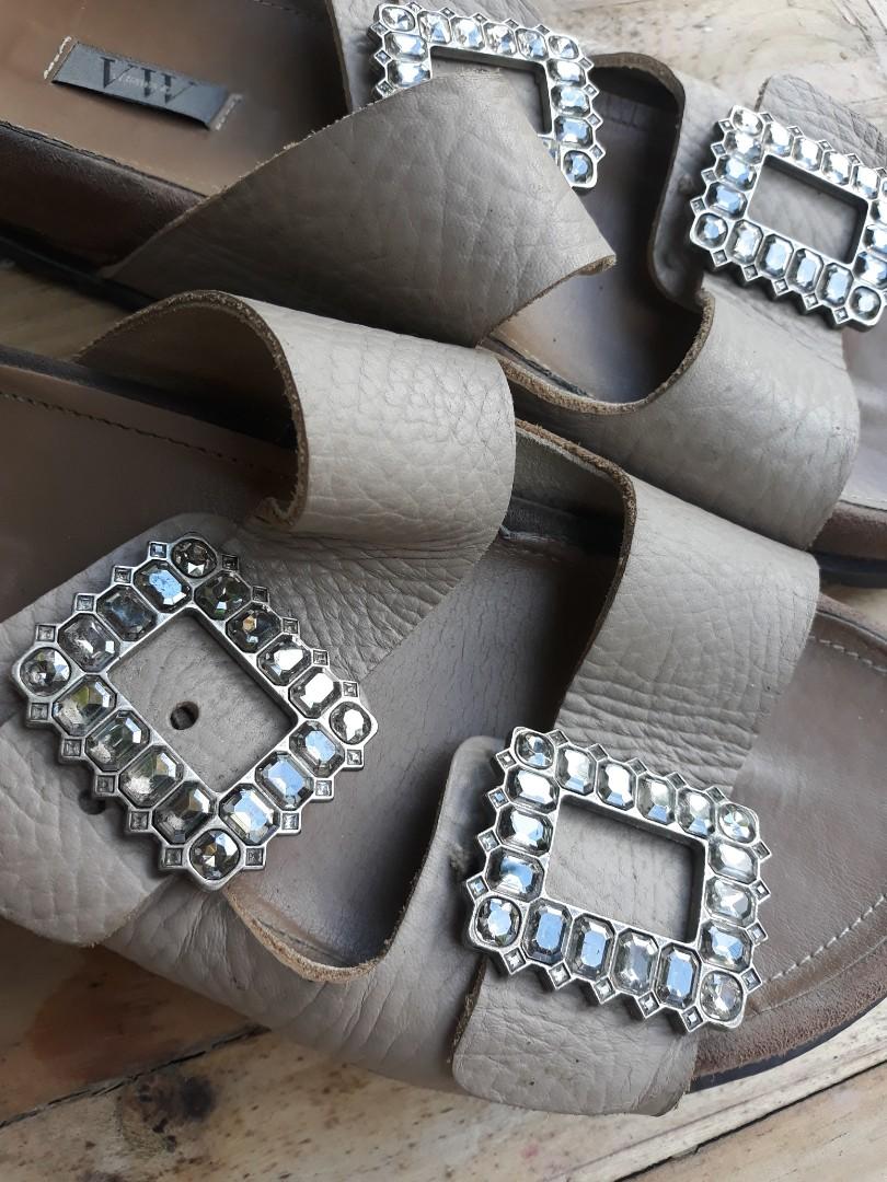 Vera hot sale wang slippers