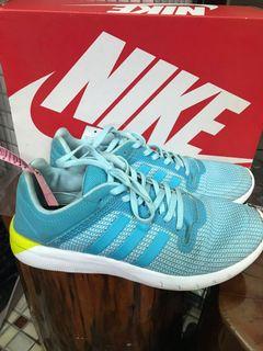 Adidas 運動鞋