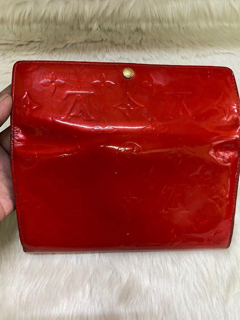 SUPER SALE!!!Authentic LV Vernis wallet (Category: Luxury Bags & Wallets) located in Cagayan de Oro. Submitted by riggstuffs (Listing ID 1104428442, Image 3). Description: Preloved item and 💯 guaranteed authentic The Exterior has some scuffing and some lightened area of the wallet The interior has 6 card slots, functional zipper and is still in good hardware Inside the coin pocket, the leather material needs cleaning With code TH 1008 DISCLAIMER
