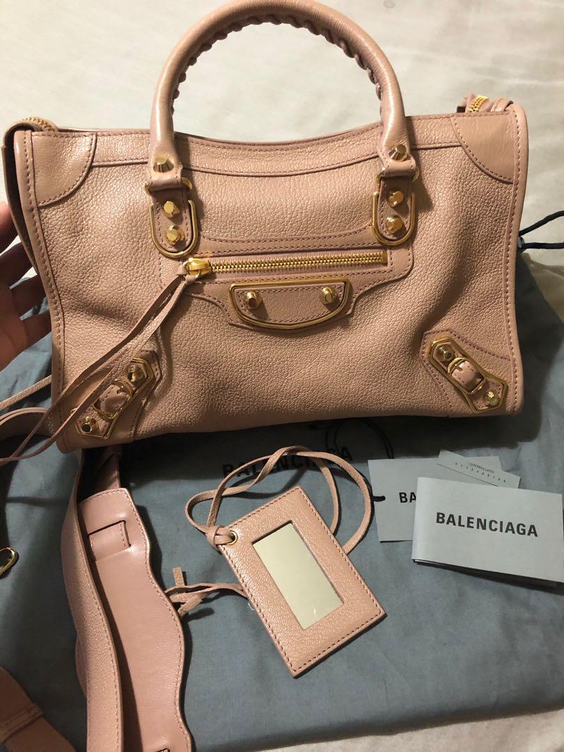 fysisk Højttaler MP Balenciaga Classic Mettalic Edge Small City Shoulder Bag in Rose des Sables,  Luxury, Bags & Wallets on Carousell