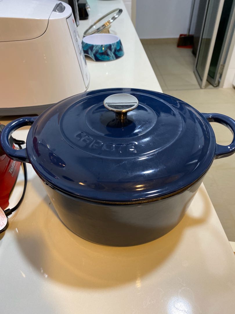Carote Cast Iron Dutch Oven/Casserole, Furniture & Home Living, Kitchenware  & Tableware, Cookware & Accessories on Carousell