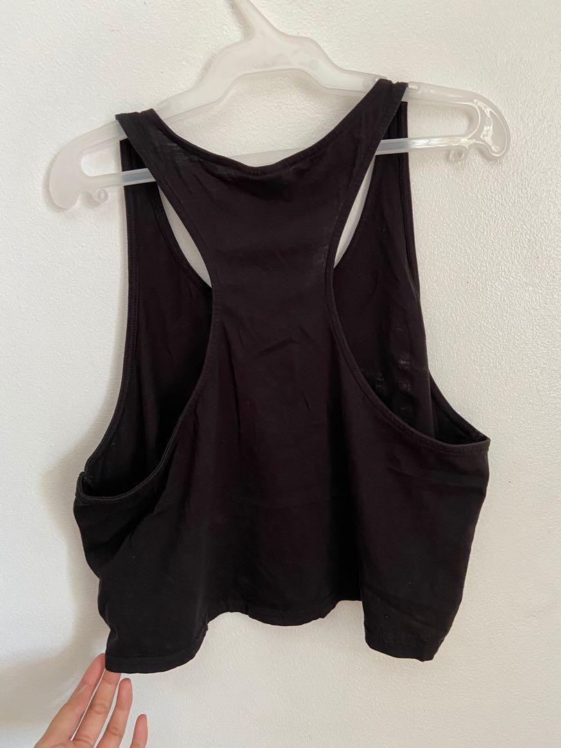 H&M Black Graphic Activewear Crop Top (Category: Shirts) located in Cebu City. Submitted by edgo_ (Listing ID 1104383465, Image 2). Description: .