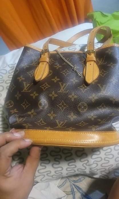 Lv bag rank ab (Category: Luxury Bags & Wallets) located in Manila. Submitted by sajrev (Listing ID 1104505688, Image 2). Description: authentic lv with code rank ab need to clean sa loob.