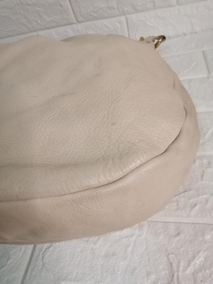 Marc Jacobs 2way Leather Hillier Hobo Bag (Category: Luxury Bags & Wallets) located in Las Pinas. Submitted by etoksi1234 (Listing ID 1104332970, Image 3). Description: Pre-loved Marc Jacobs 2way Leather Hillier Hobo bag... Gold hardware... Cow leather... Medium to Semi Large size... Please manage your expectations. All sales are final. Kindly examine pictures carefully when buying online. No return, exchange policy....