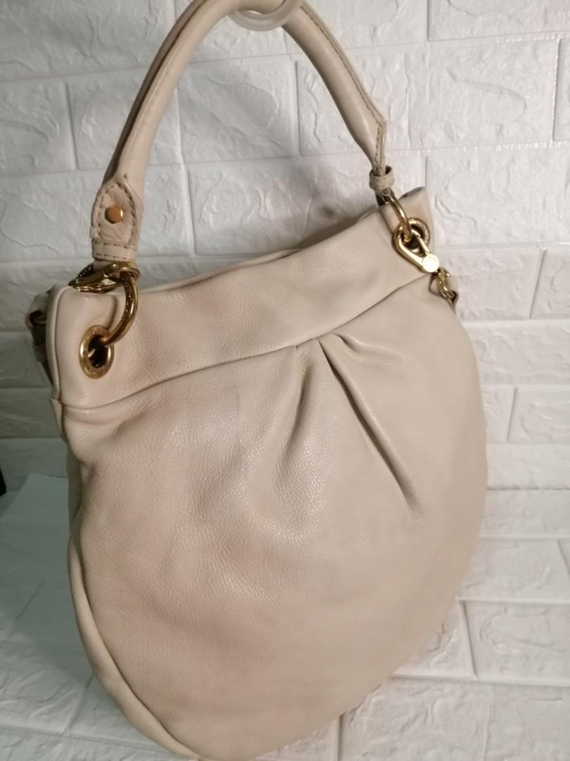 Marc Jacobs 2way Leather Hillier Hobo Bag (Category: Luxury Bags & Wallets) located in Las Pinas. Submitted by etoksi1234 (Listing ID 1104332970, Image 2). Description: Pre-loved Marc Jacobs 2way Leather Hillier Hobo bag... Gold hardware... Cow leather... Medium to Semi Large size... Please manage your expectations. All sales are final. Kindly examine pictures carefully when buying online. No return, exchange policy....