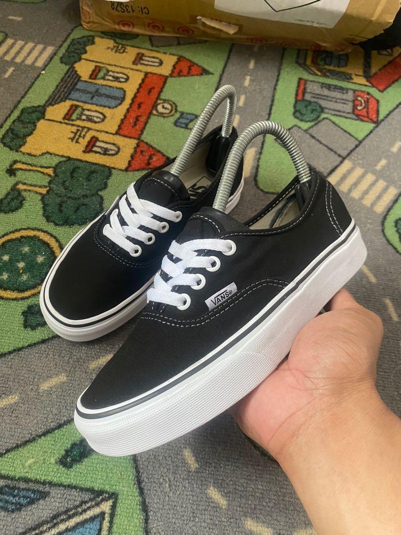 smertestillende medicin interview moderat vans classic authentic black/white, Men's Fashion, Footwear, Sneakers on  Carousell