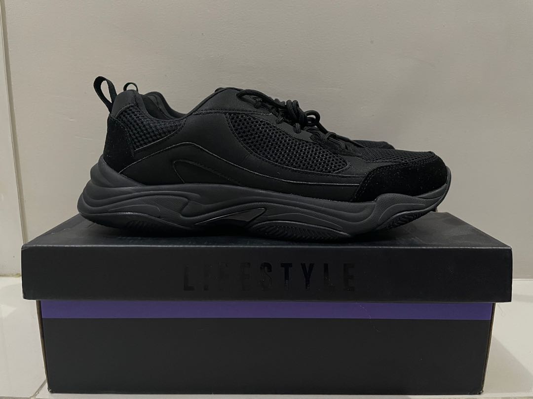 World balance outlet all black shoes