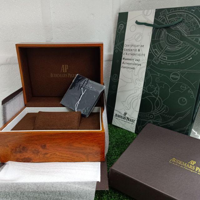 Assorted Watch Boxes (Category: Watches) located in Shah Alam. Submitted by evaz88 (Listing ID 1106223042, Image 2). Description: Please note Item is 1:1. Not original PM me which watch box u need Assorted Watch Box: AP (Audemars Piguet) Fossil Tag Heuer Cartier Rolex Rado Mont Blanc SevenFriday Richard Mille Item provided inside box may differ depends on box brand! What u see in the photo is what u get. .