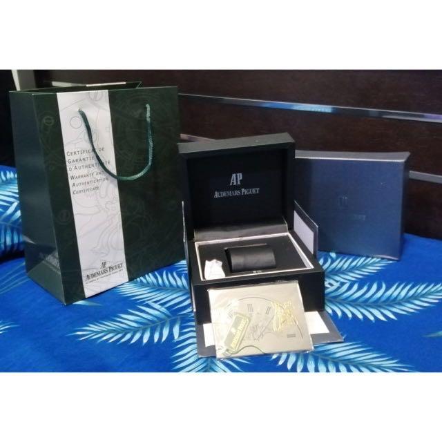 Assorted Watch Boxes (Category: Watches) located in Shah Alam. Submitted by evaz88 (Listing ID 1106223042, Image 1). Description: Please note Item is 1:1. Not original PM me which watch box u need Assorted Watch Box: AP (Audemars Piguet) Fossil Tag Heuer Cartier Rolex Rado Mont Blanc SevenFriday Richard Mille Item provided inside box may differ depends on box brand! What u see in the photo is what u get. .
