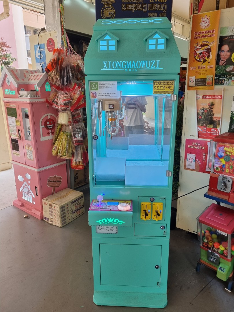 Small Claw Machine (Claw Error), Hobbies & Toys, Toys & Games on Carousell