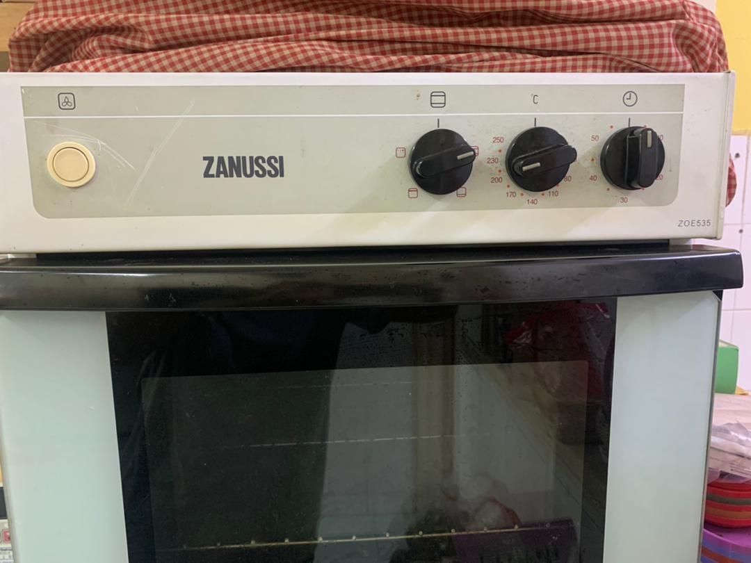 Zanussi Electric Oven ZOE535 62L, TV & Home Appliances, Kitchen Appliances, Ovens & Toasters on