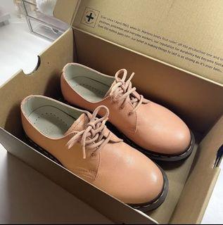 Dr. Martens 1461 in Salmon Pink