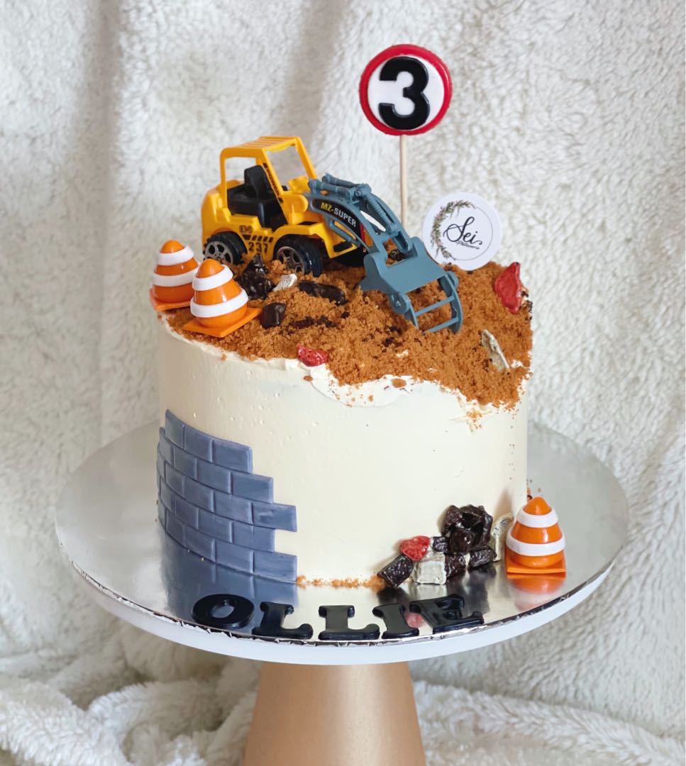 Easy Construction Cake {Excavator Cake} - CakeWhiz
