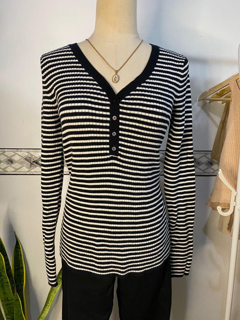 Gap Long Sleeves (Category: Longsleeves) located in Makati City. Submitted by ilove.hellokitty (Listing ID 1106488101, Image 1). Description: Large on tag but can fit S-L.